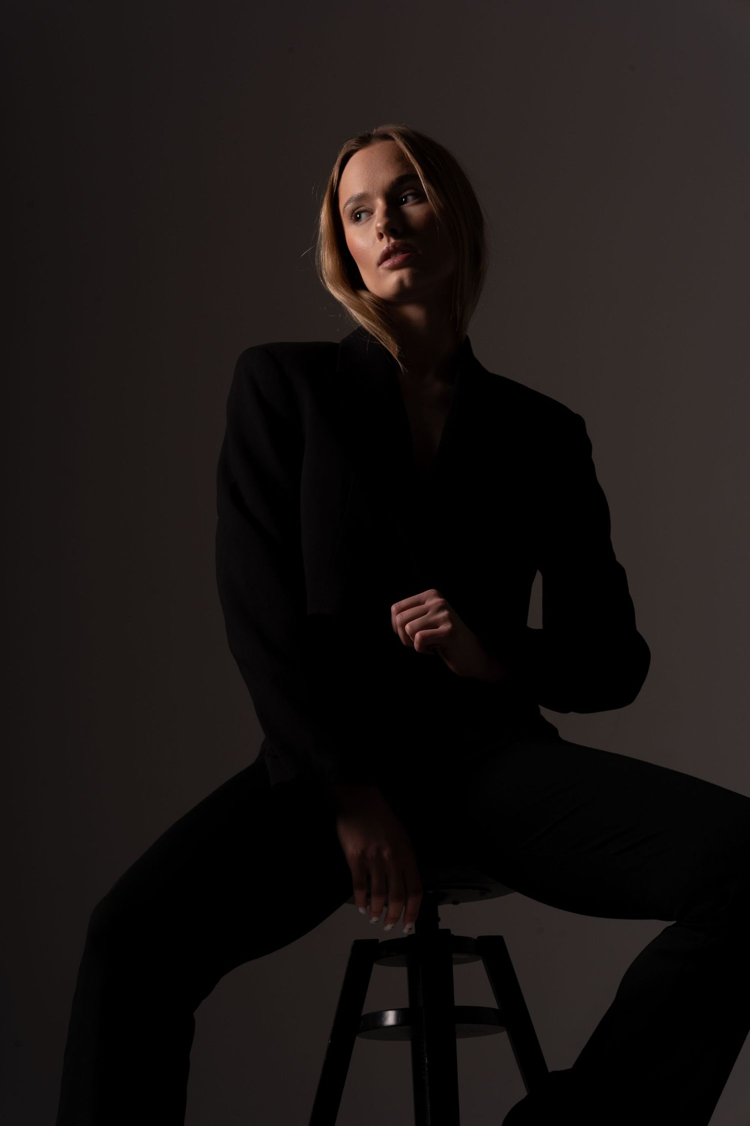 Seksowna blondynka. Piękny wizerunek dla branży beauty. Sesja w studio na social media.