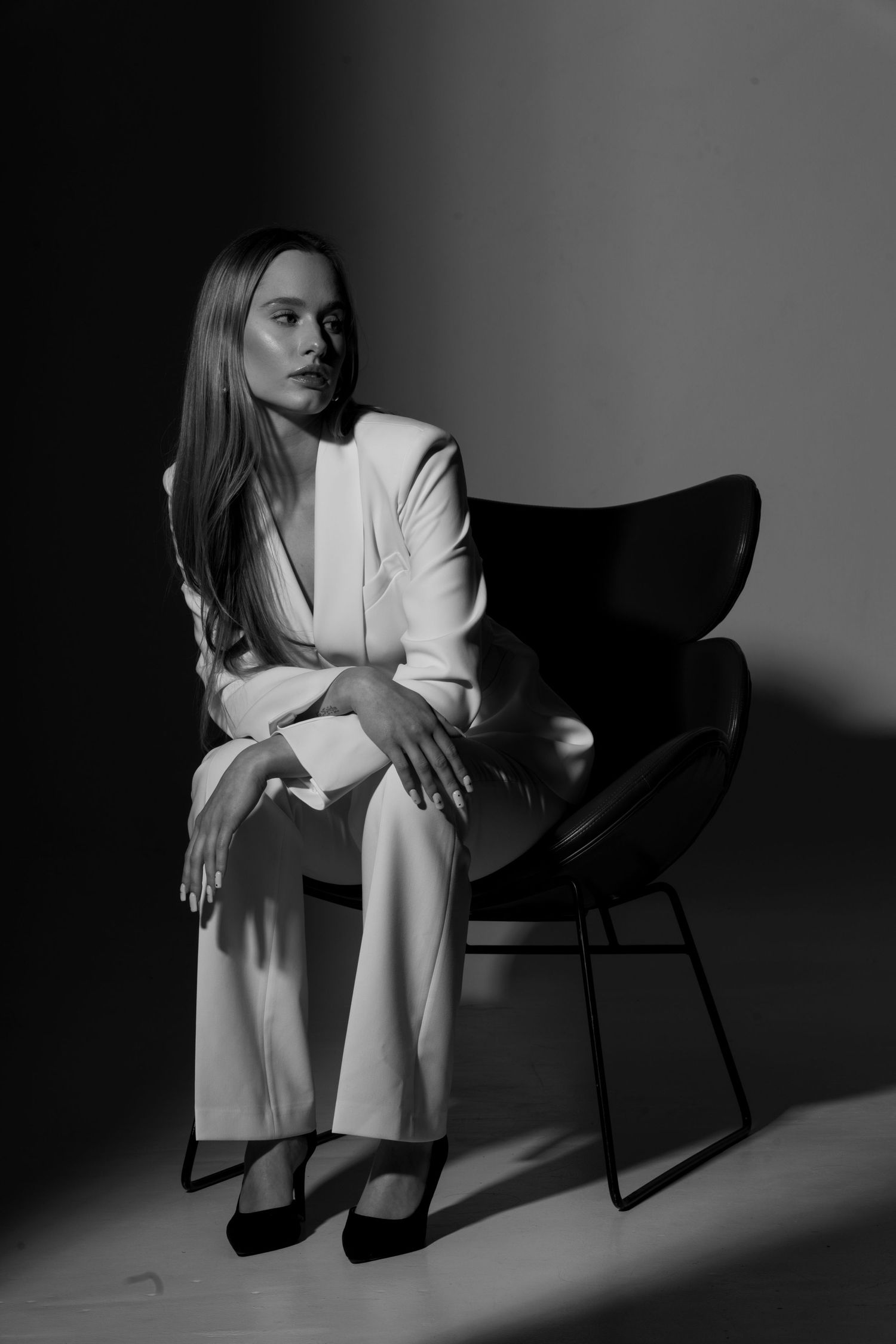 Szczęśliwa blondynka w studio. Nowe, seksowne zdjęcia do promocji usług beauty na media społecznościowe.