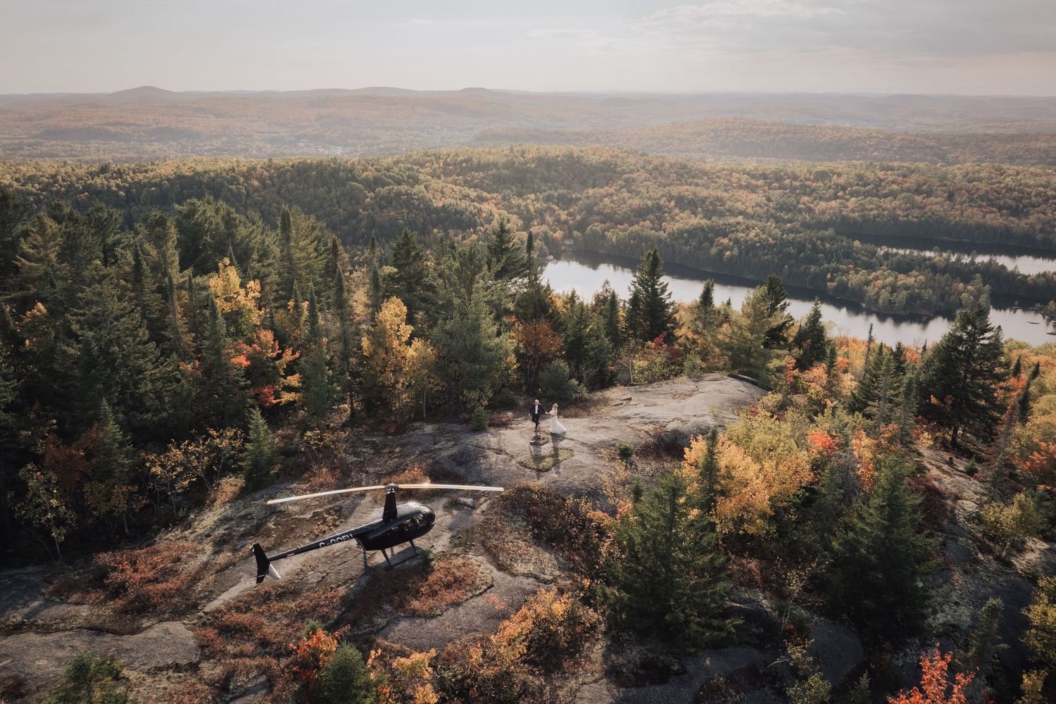 Elopement Mont-Tremblant. Photographe de mariage Mont-Tremblant. Tour d'hélicoptère avec Héli-Tremblant. Session photo et vidéo avec drone.