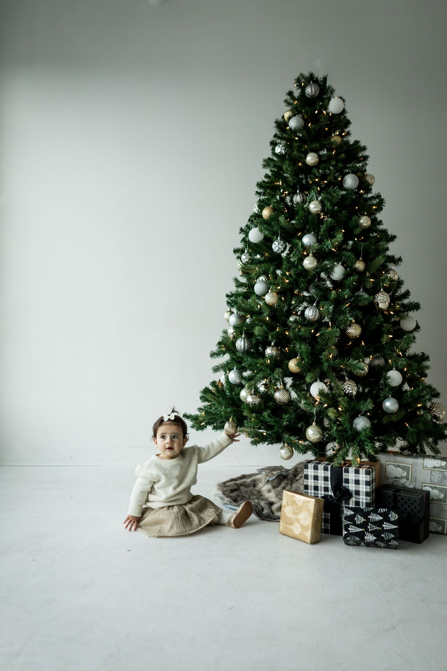 Indoor Christmas Mini Session in Calgary 2025: Love & Sunshine Photography
