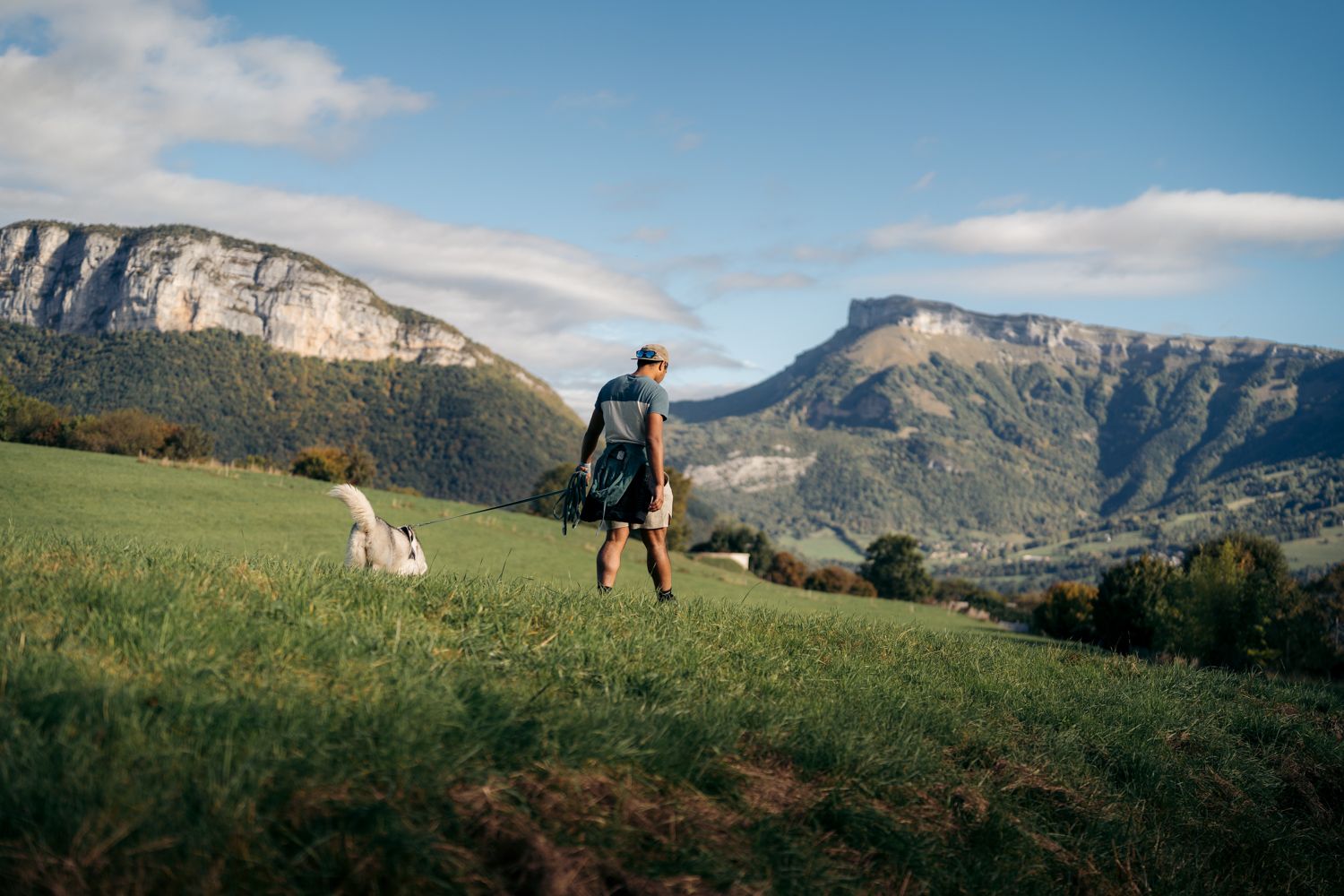 Promeneur dans les bauges sur le sentier des planètes à Curienne