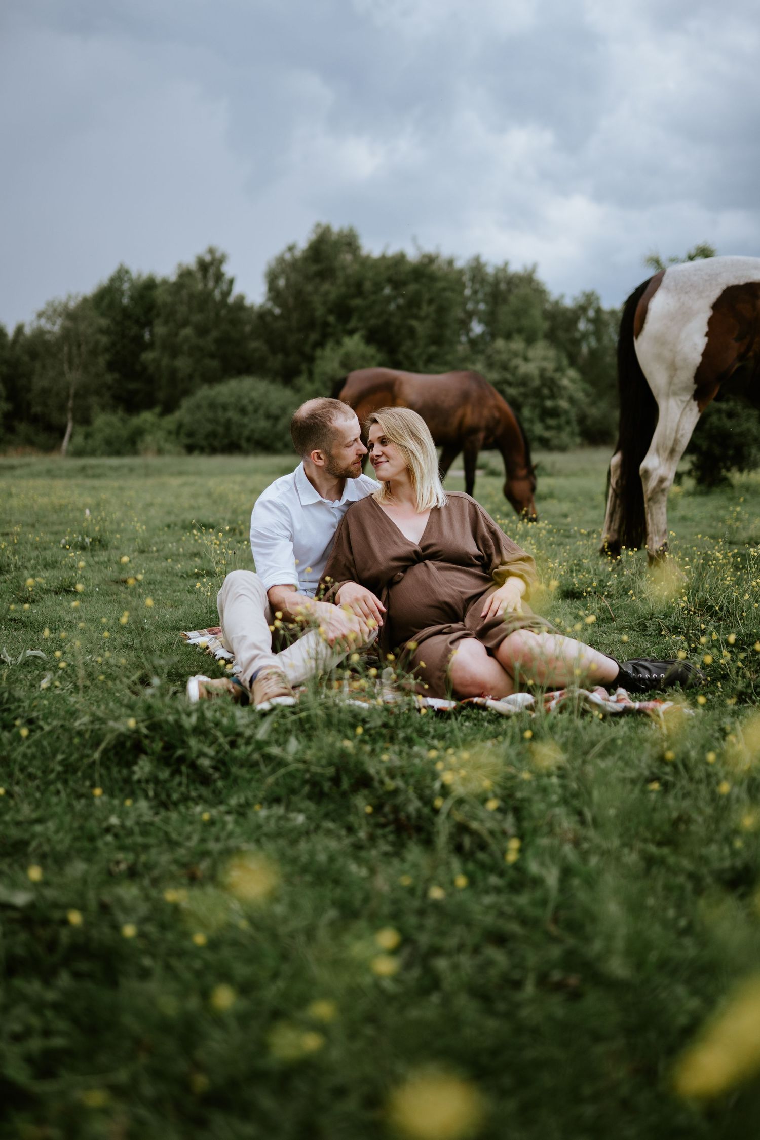 sesja ciążowa plenerowa Katowice sesja brzuszkowa w plenerze sesja w stajni fotograf Katowice Śląsk sesja zdjęciowa ciąża zdjęcia ciążowe