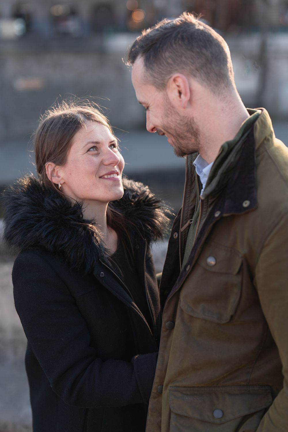 Moment complice en couple sur les quais de Seine à Paris