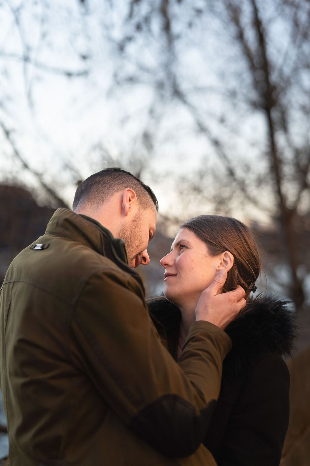 Couple qui s'embrasse, moment suspendu et romantique, quais de Seine à Paris