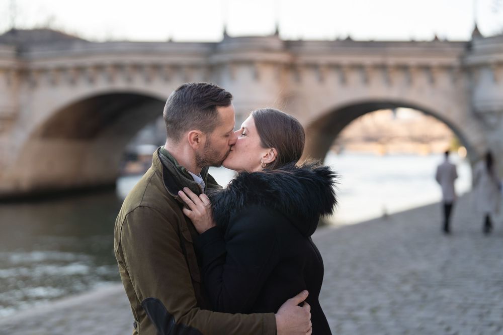 Couple qui s'embrasse sur les quais de Seine à Paris