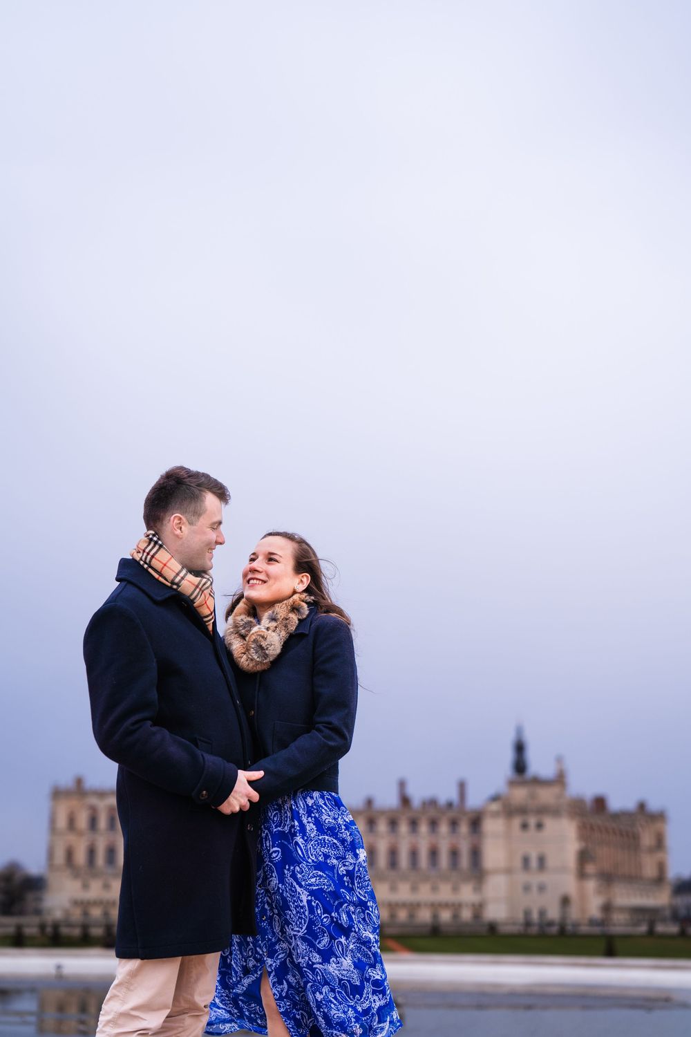 Portrait de jeunes fiancés devant le château de Saint-Germain-En-Laye