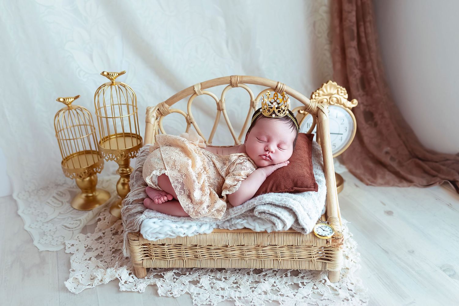 Fotografa en Ponce de luz natural bebe acostada en una cama duermiendo tranquila tiene una corona de Princesa puesta