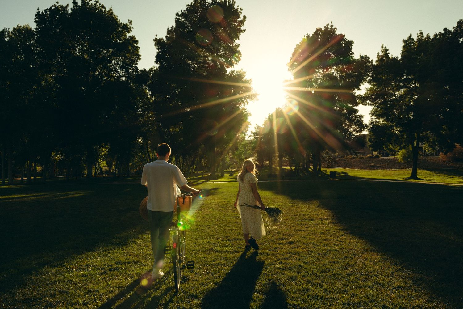 Utah engagement session, romantic, green, picnic, bike shoot, photographer, best Utah couples photographer, outfit ideas for couples session
