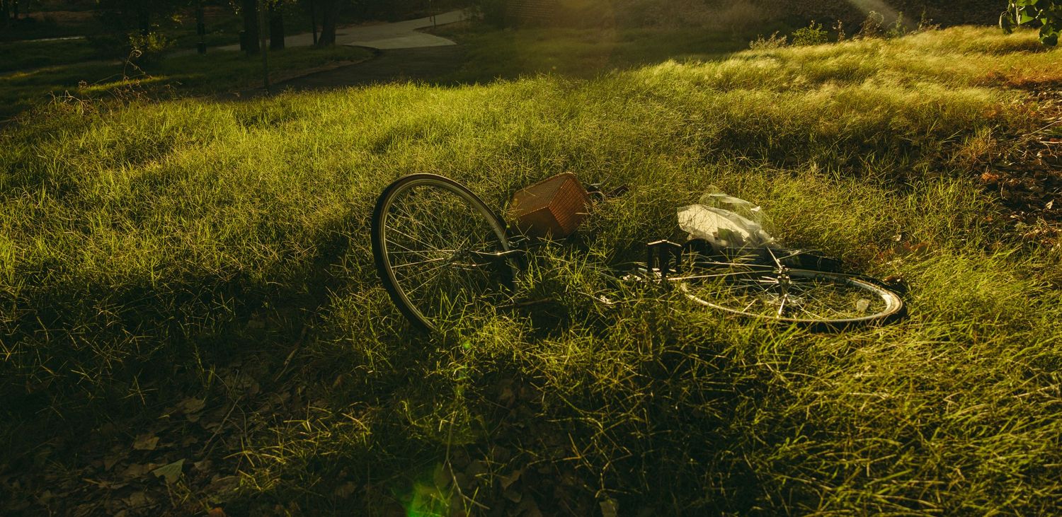 Utah engagement session, romantic, green, picnic, bike shoot, photographer, best Utah couples photographer, outfit ideas for couples session