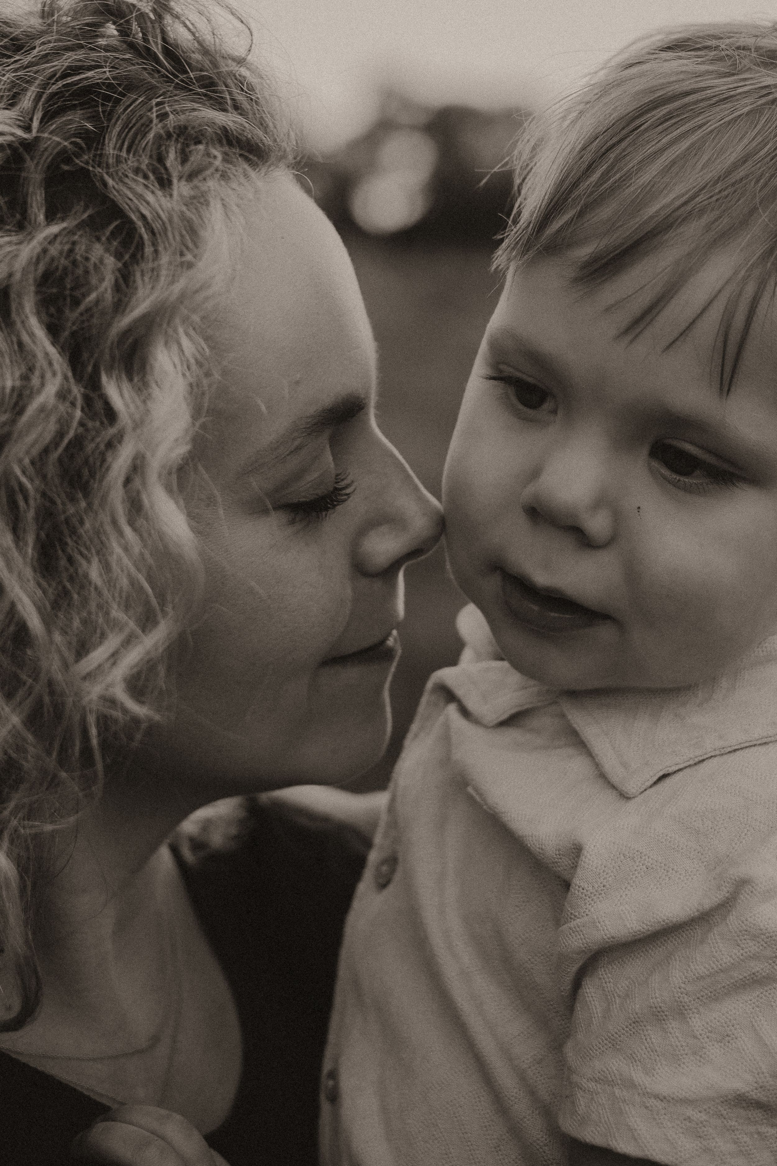 Motherhood Stories moederschap vastleggen fotoshoot met verhaal intieme moederportretten rauw moederschap foto’s en verhaal moederschap
