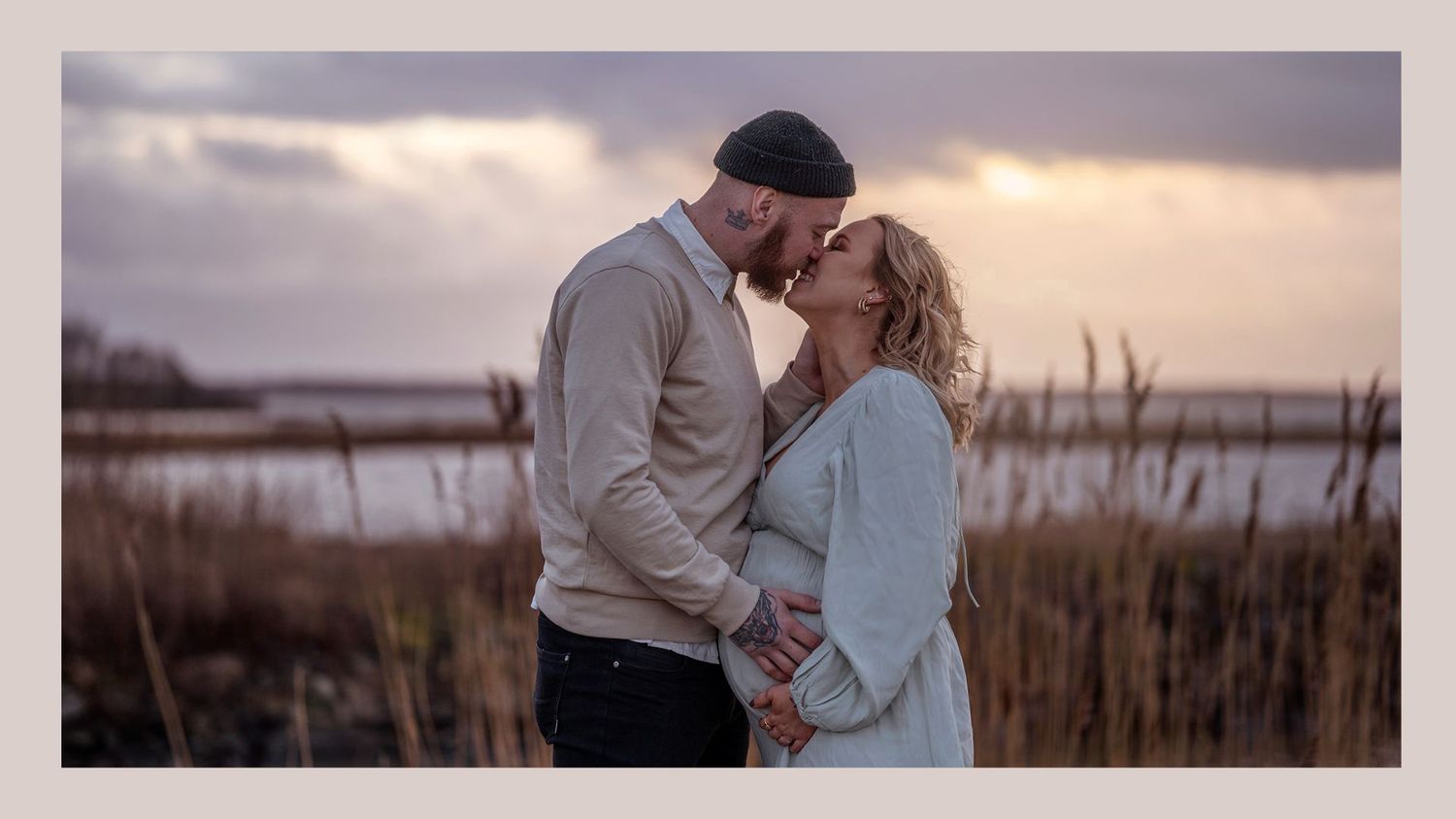 Strålande vacker gravidfotografering i solnedgång, med båda föräldrana i ett varmt och kärleksfullt ögonblick. Fotograferat i Källby.