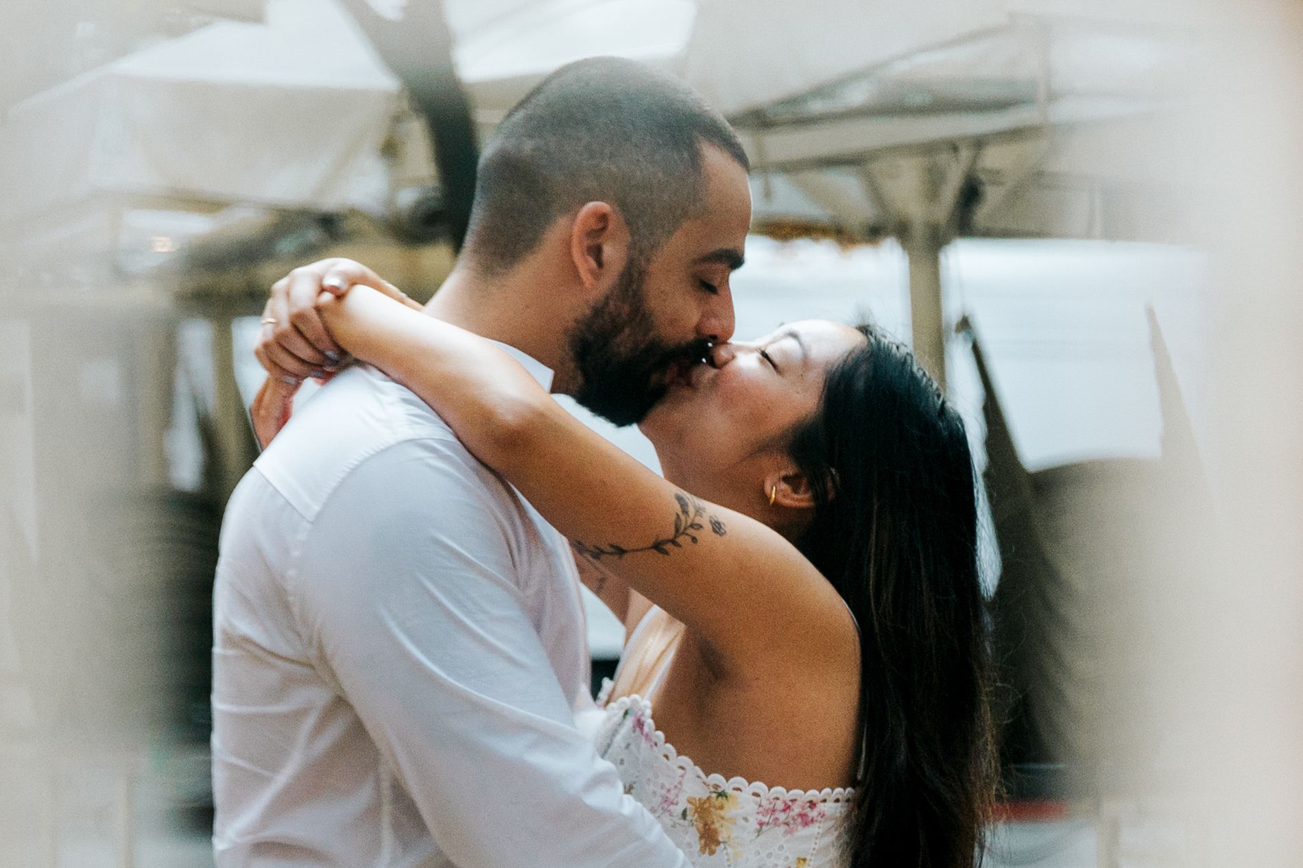 Morning couple photoshoot in Barcelona’s Gothic Quarter! Capturing love, joy, and a heartfelt surprise