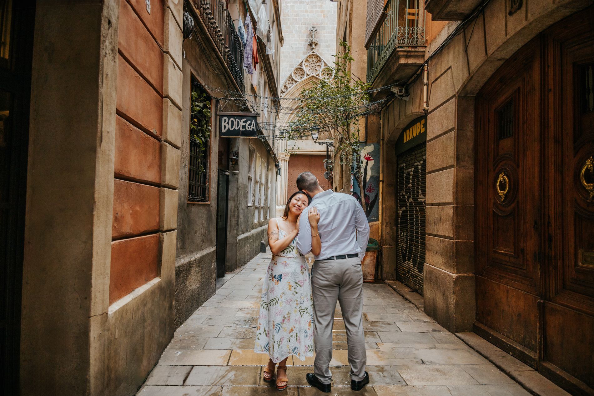 Morning couple photoshoot in Barcelona’s Gothic Quarter! Capturing love, joy, and a heartfelt surprise