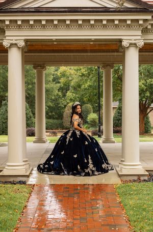 Eastern North Carolina Portrait Photographer specializing in solos, families, milestones, and mini sessions with true-to-life color.