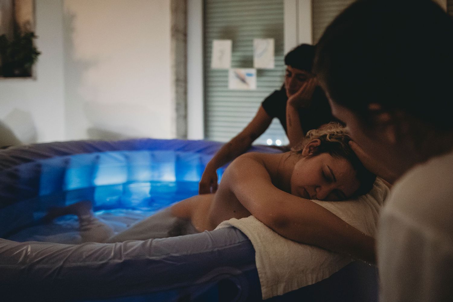 Mulher antes do Parto domiciliar em Portugal , sendo acolhida pela rede apoio de parto e marido em parto domiciliar natural em Lisboa