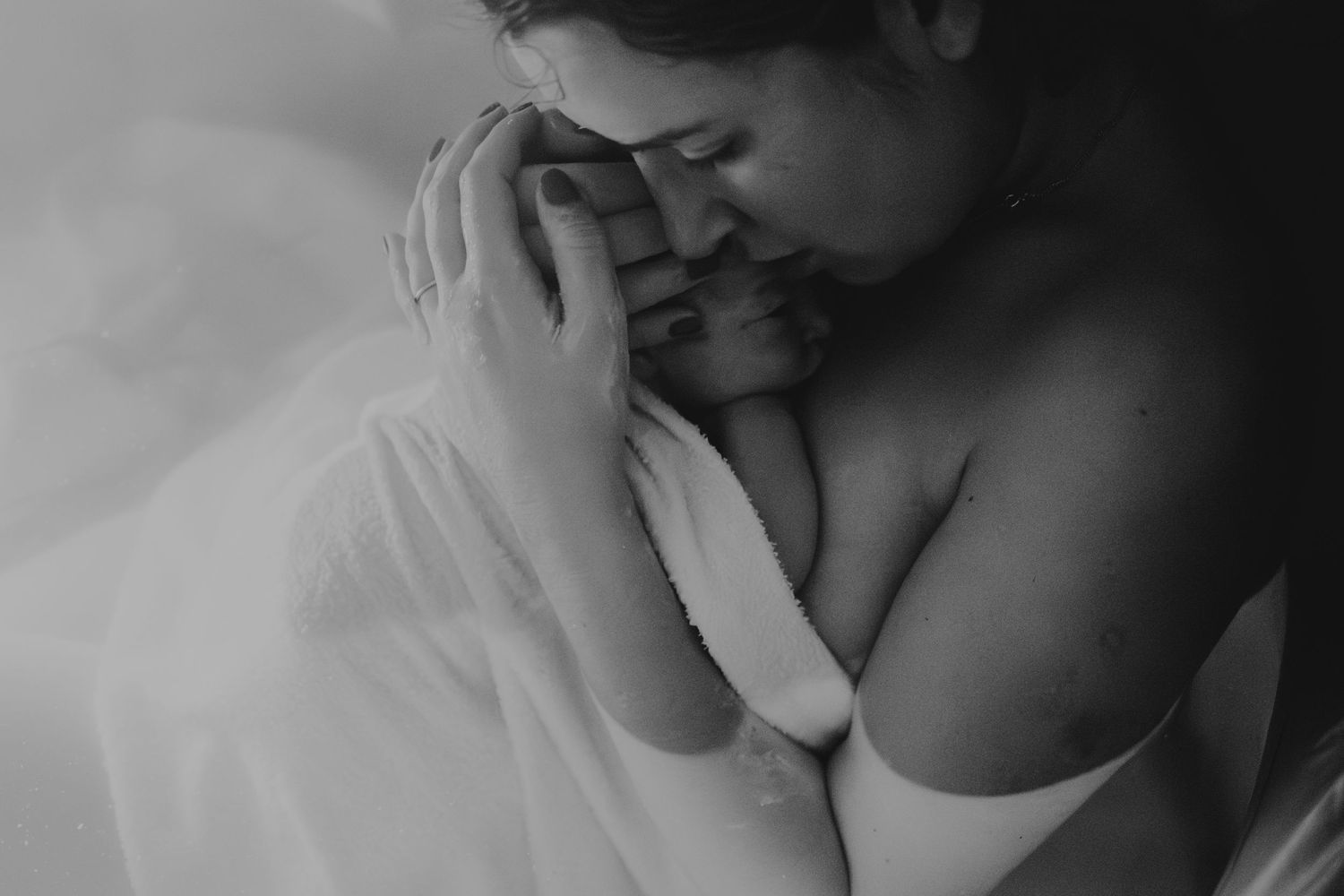 Mãe e bebé em uma foto preto e branco  em conexão após o parto domiciliar em Lisboa Portugal ,