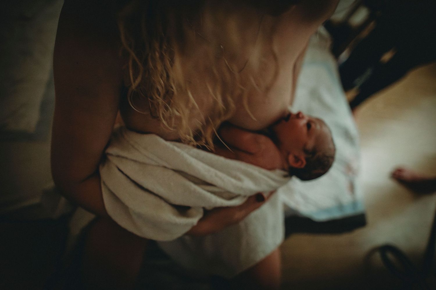 Mãe e bebé em conexão após o parto domiciliar em Lisboa Portugal
