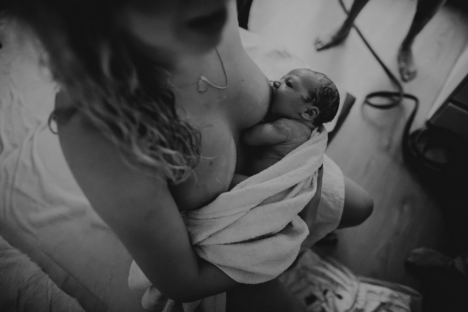 Mãe e bebé em uma foto preto e branco  em conexão após o parto domiciliar em Lisboa Portugal ,