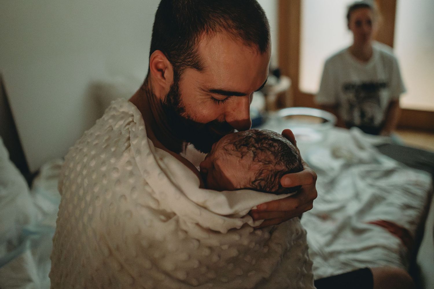 conexão pai e filha após o parto em uma reportagem de parto domiciliar em Lisboa Portugal