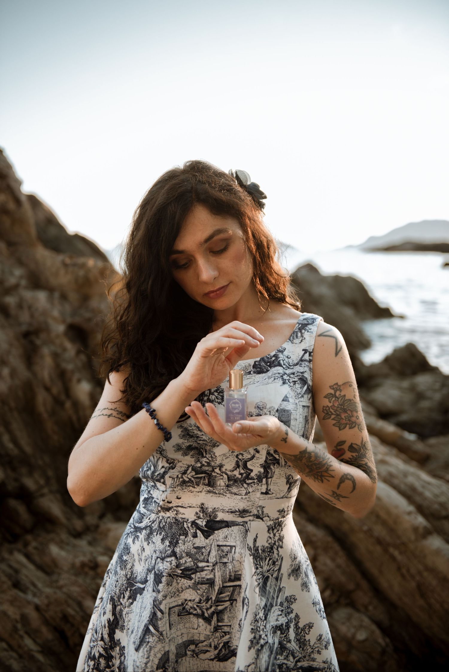 Artigiana che realizza profumi su misura che mostra una sua creazione al mare a Fiascherino alle Cinque terre