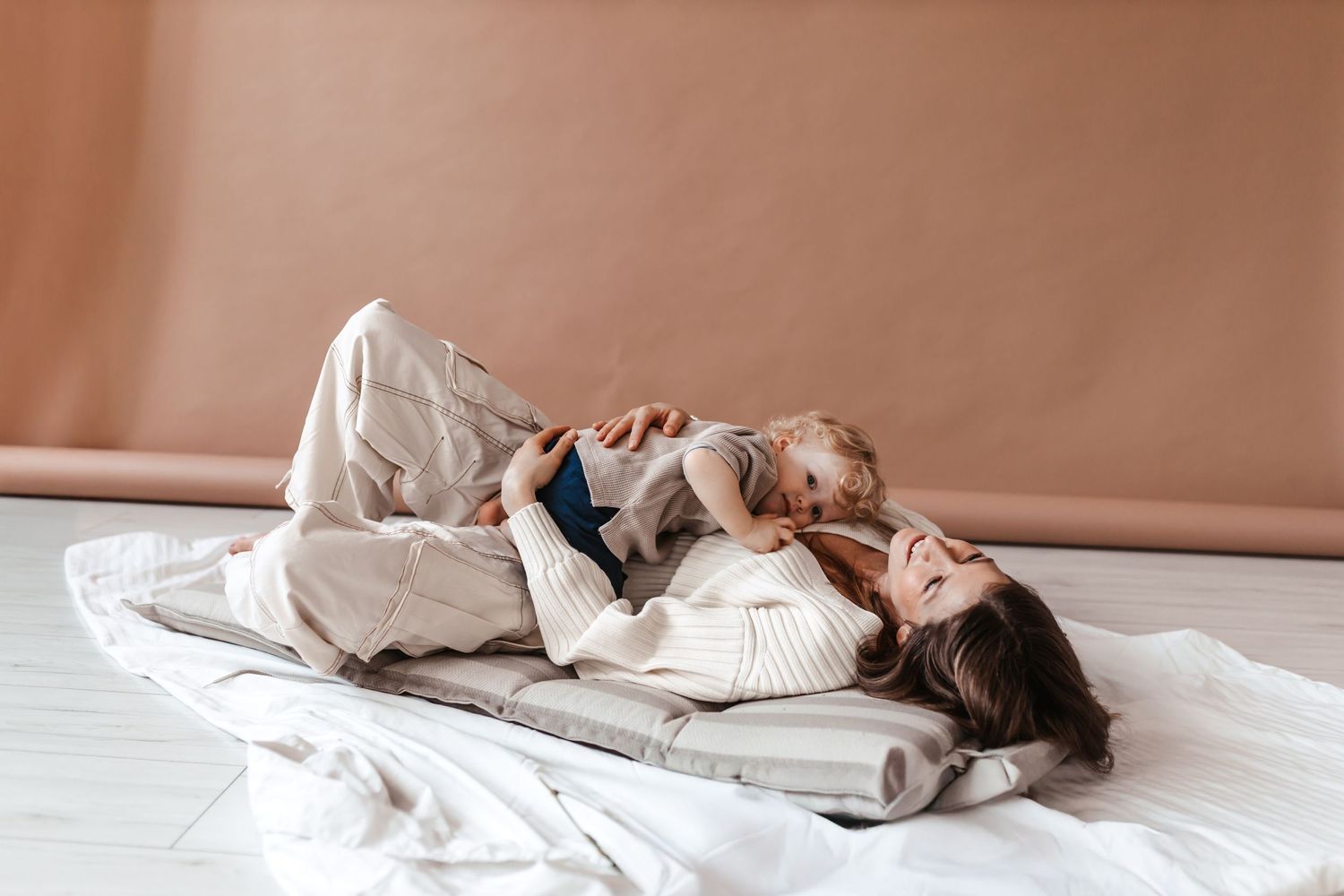 lifestyle családi fotózás stúdióban, anya fia ölelés
