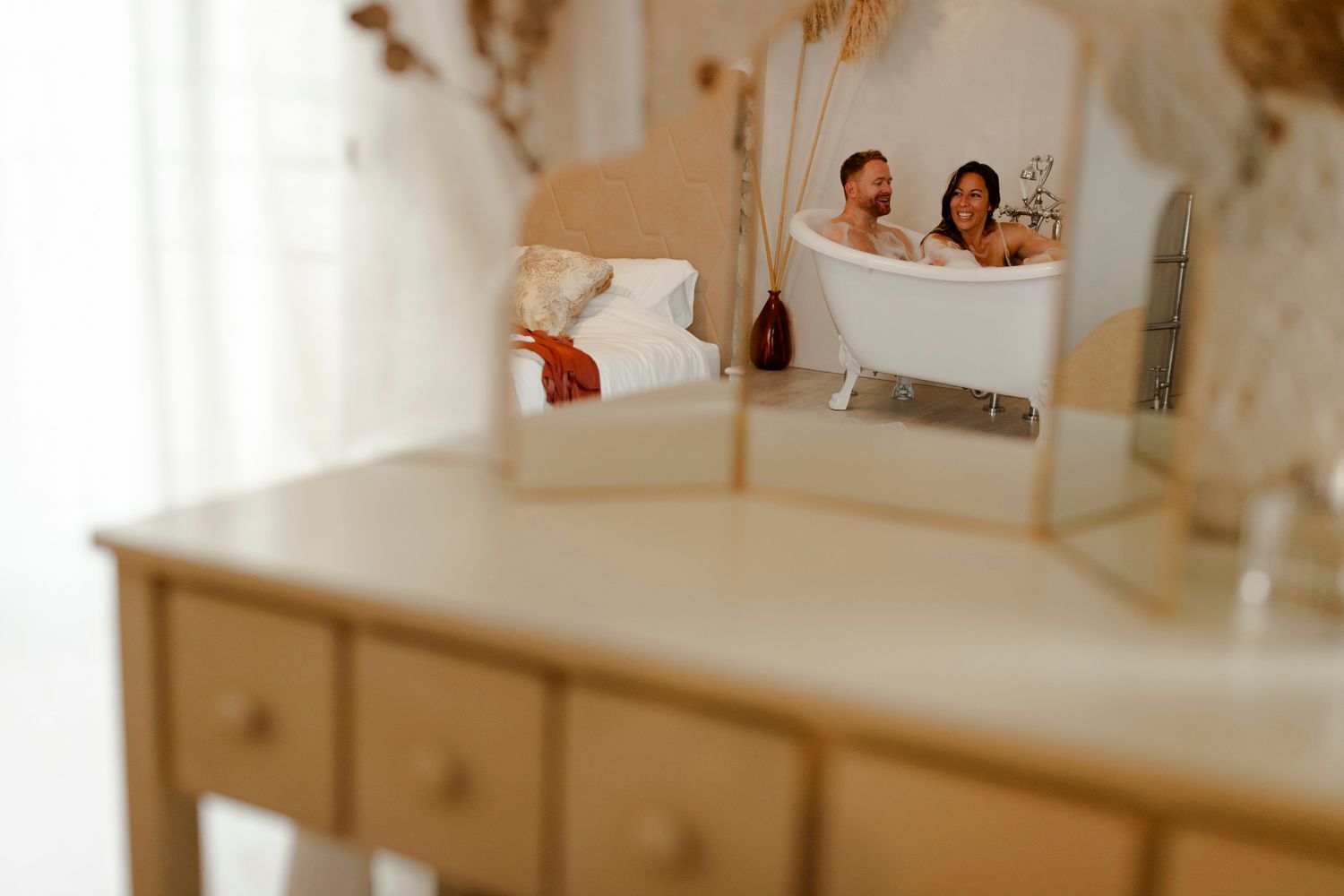 Photos de couple à travers un miroir dans la baignoire au Logis de la Grosse Pierre en Charente-Maritime