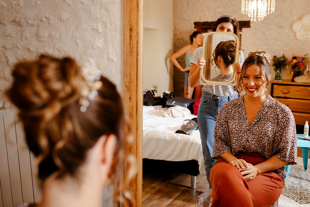 Coiffure de la mariée par l'Hair au Naturel dans la chambre des préparatifs