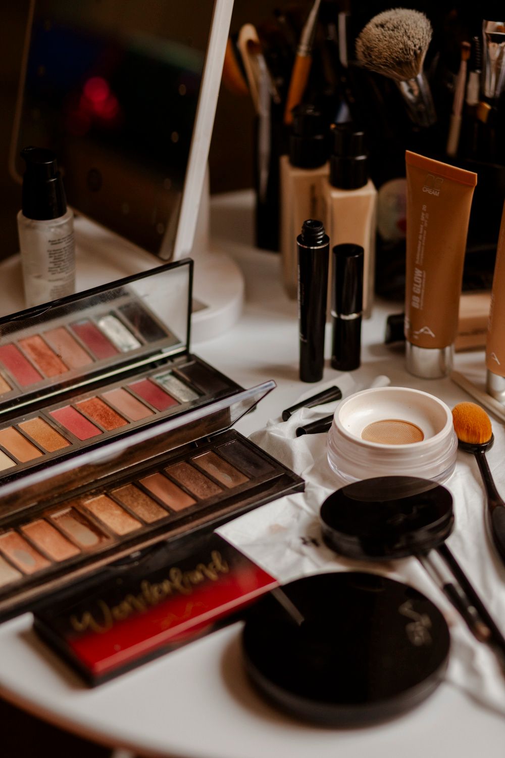 Maquillage de mariée au Logis de La Grosse Pierre à travers la fenêtre