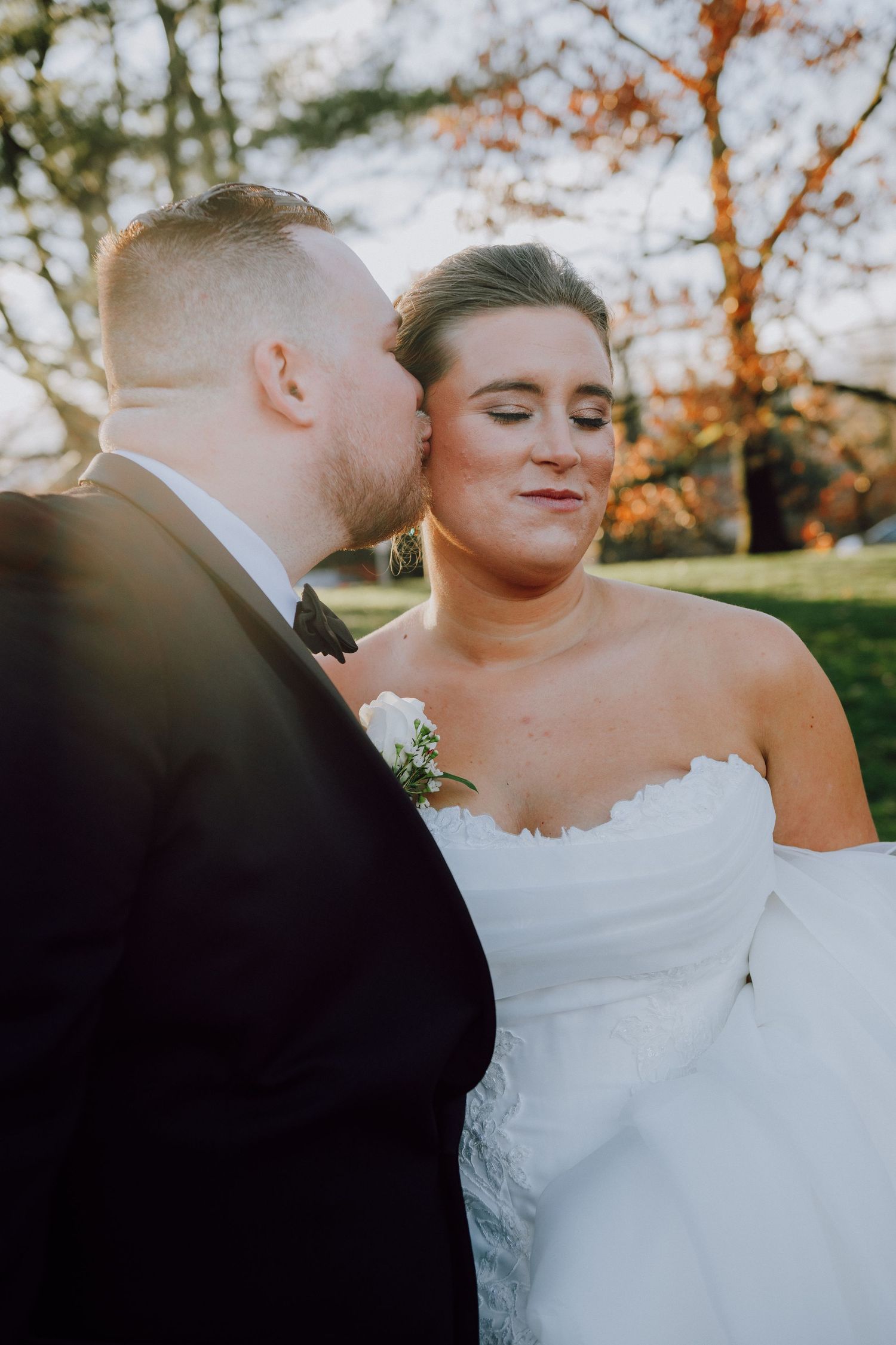 Bride and groom kissing in winter at Olde Mill Inn in Basking Ridge NJ