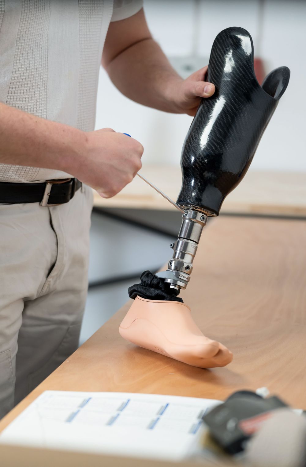 Authentische Businessfotografie: Orthopädietechnik bei der Anpassung einer Beinprothese