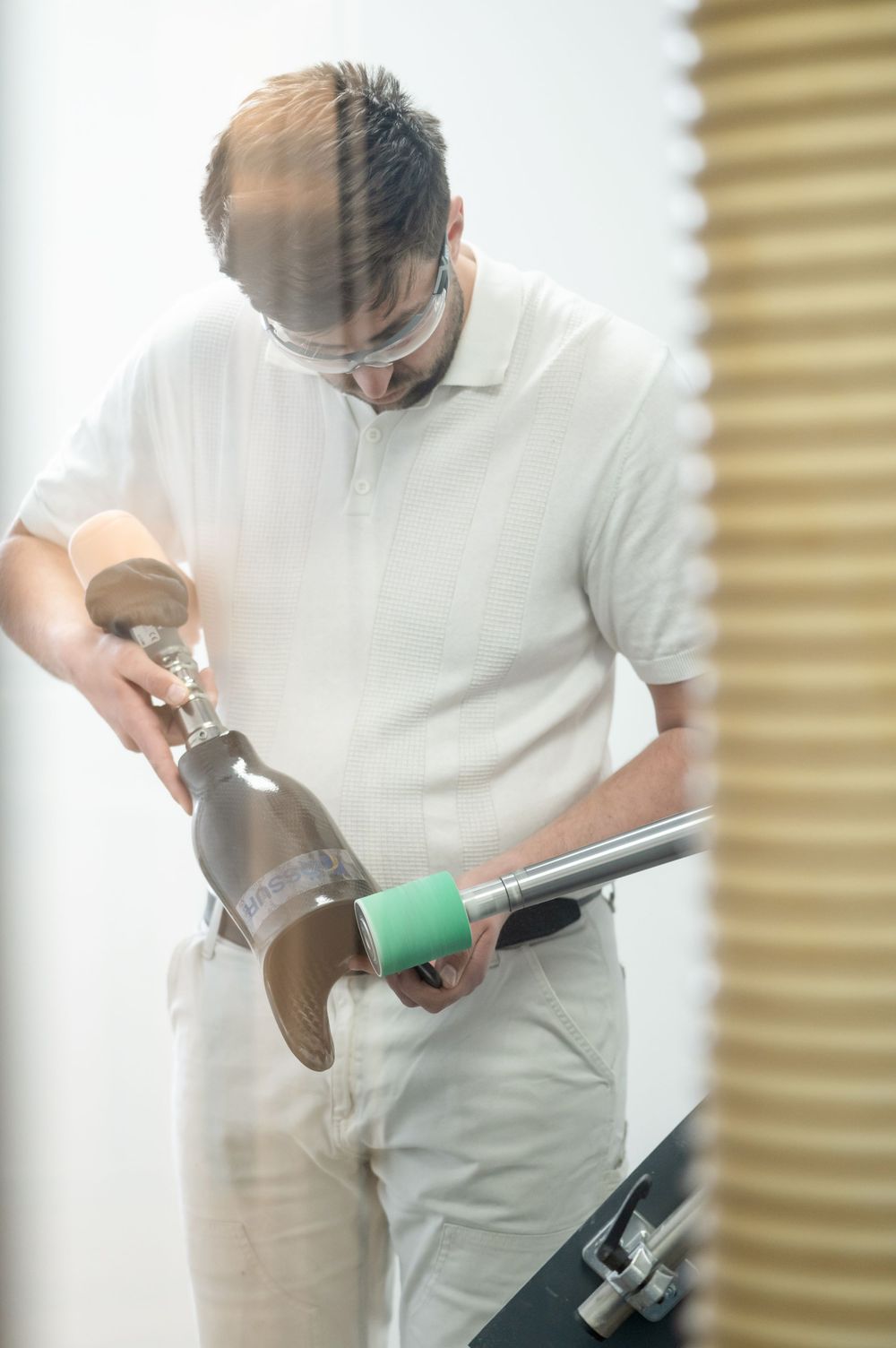 Authentische Businessfotografie: Orthopädie-Meister bei der Prothesenbearbeitung