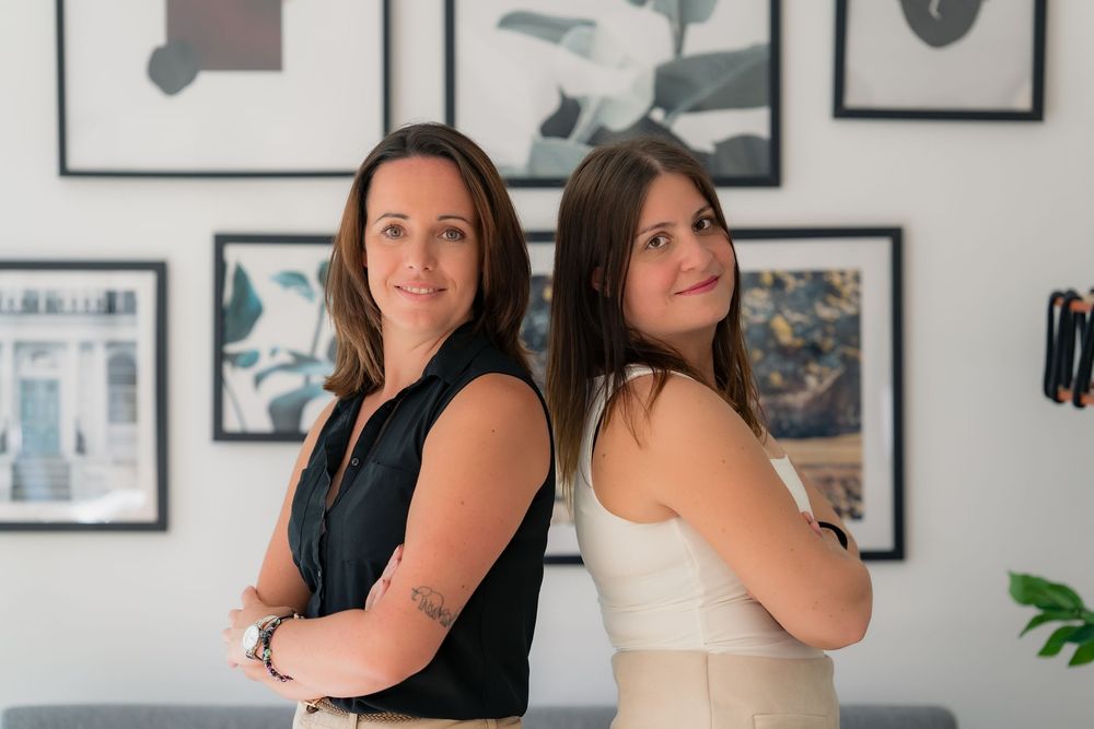 Duo de femme dos à dos pour reportage entreprise