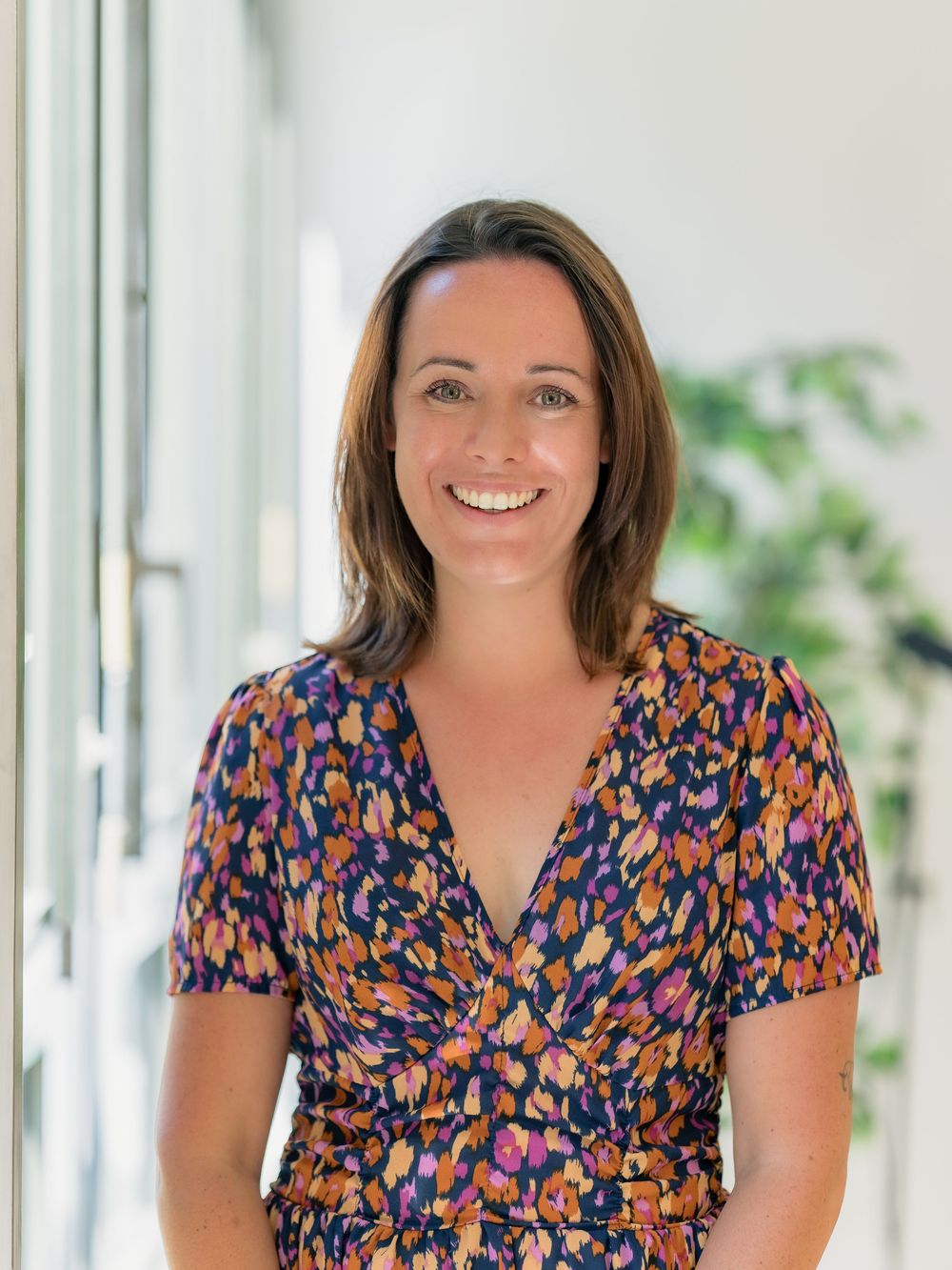 Jeune femme souriante pour photo Linkedin