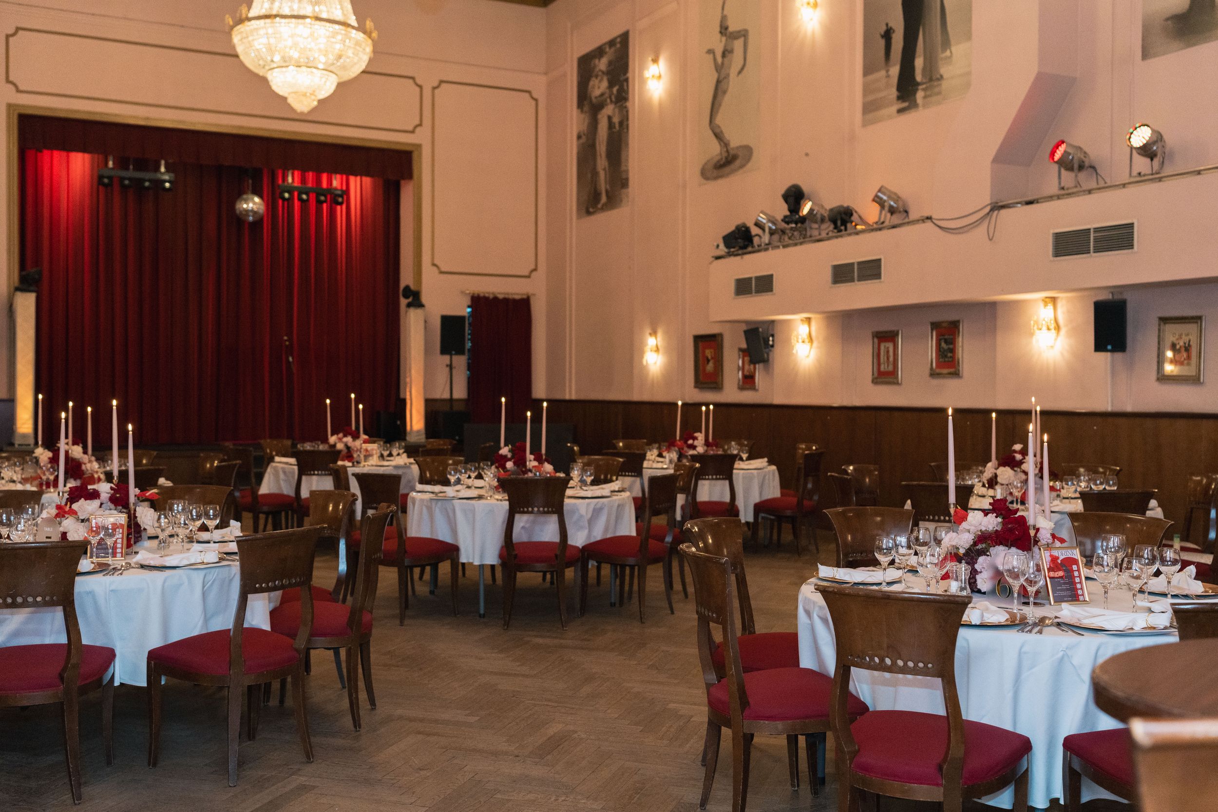 Hochzeitsfotograf Queens 45 BC: Paarfotos vor der eleganten Fassade am Abend