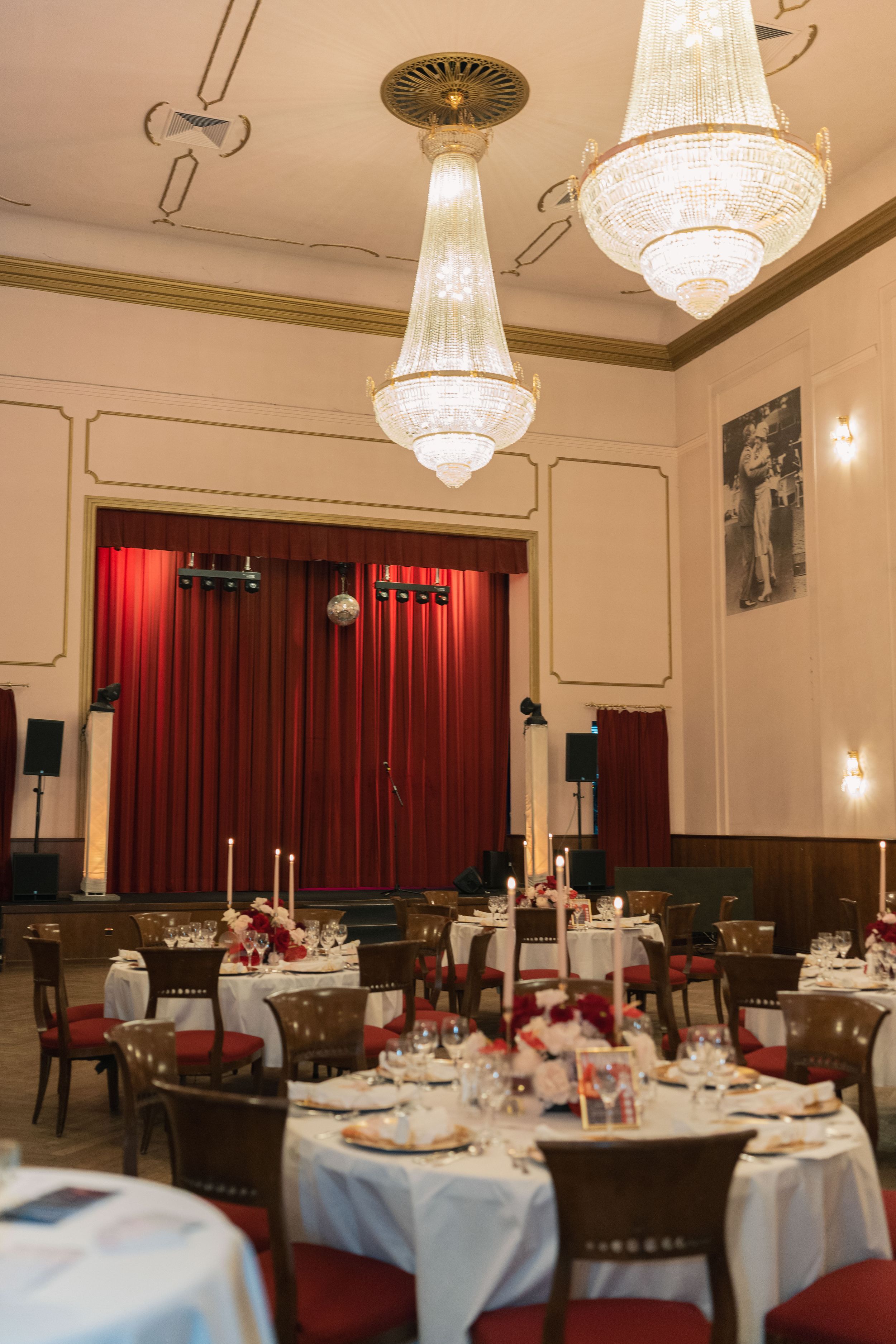 Ballsaal Queens 45 BC: Elegante Dekoration im 20er Jahre Stil für Hochzeitsfeier