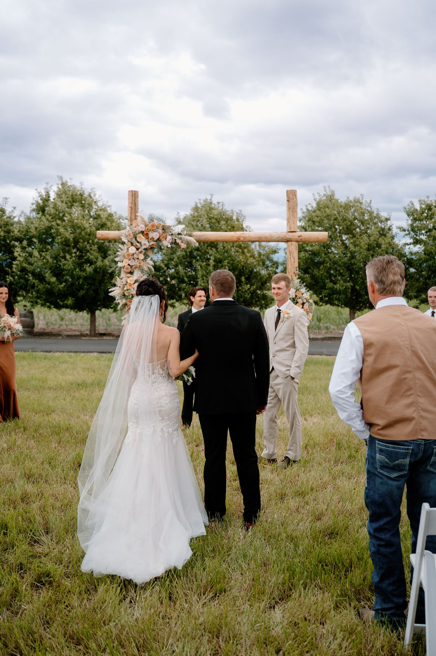 Elegant Western wedding ceremony in Oregon