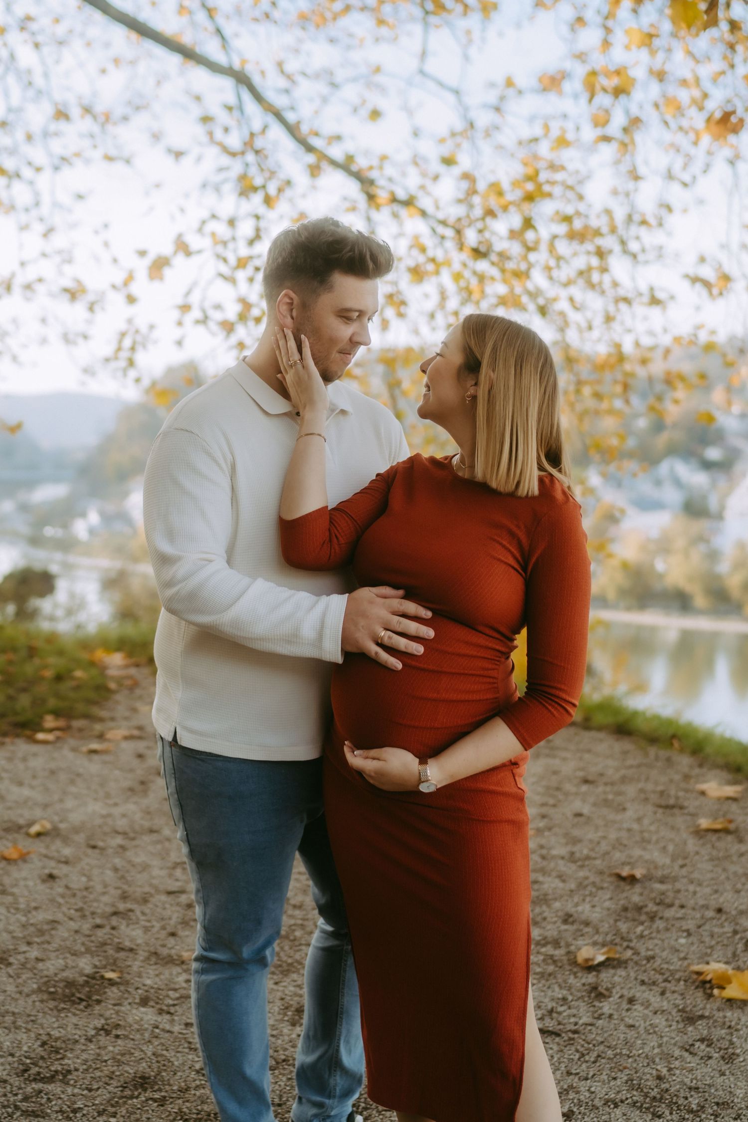 Frau und Mann stehen innig nebeneinander