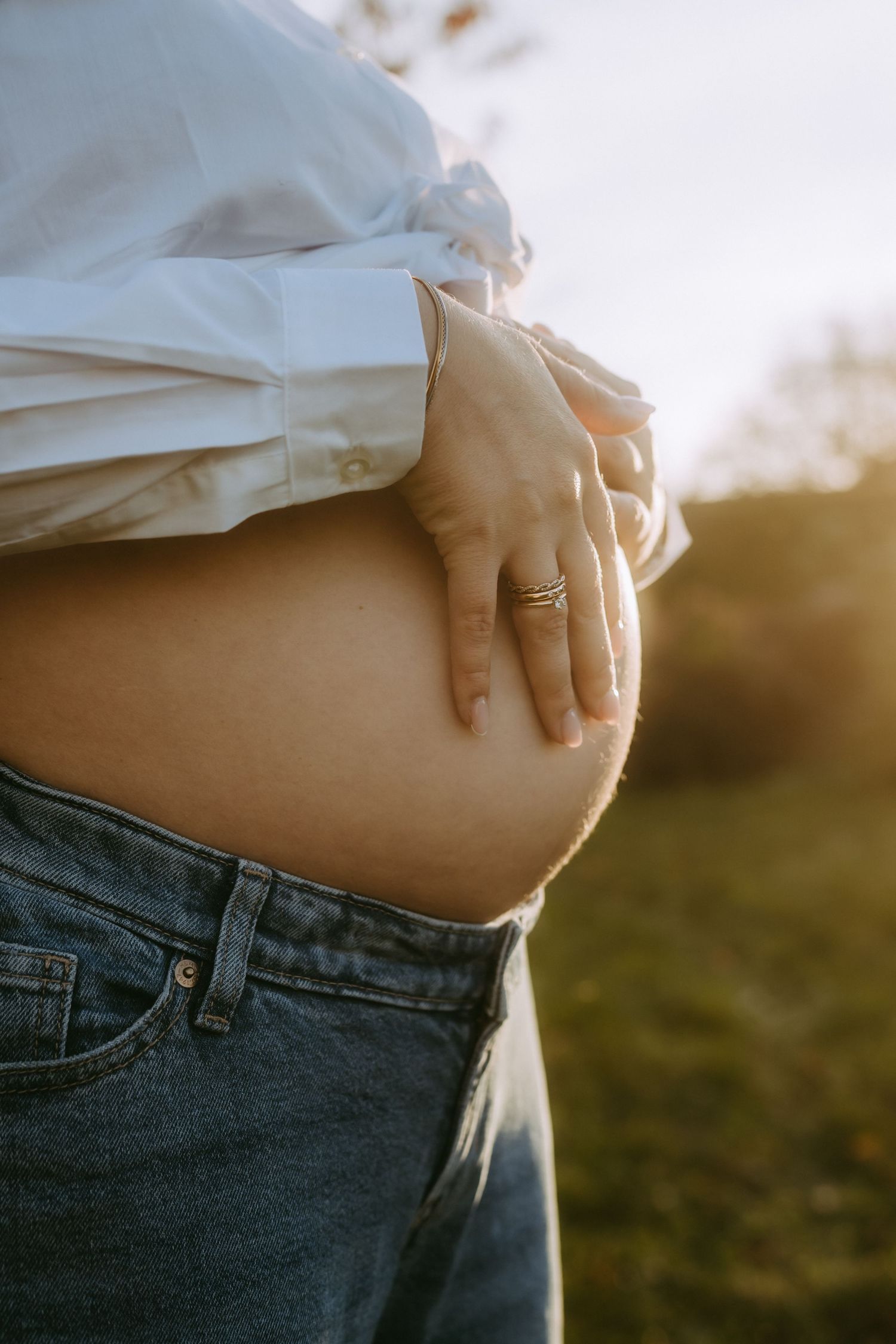schwangere Frau streichelt ihren Bauch