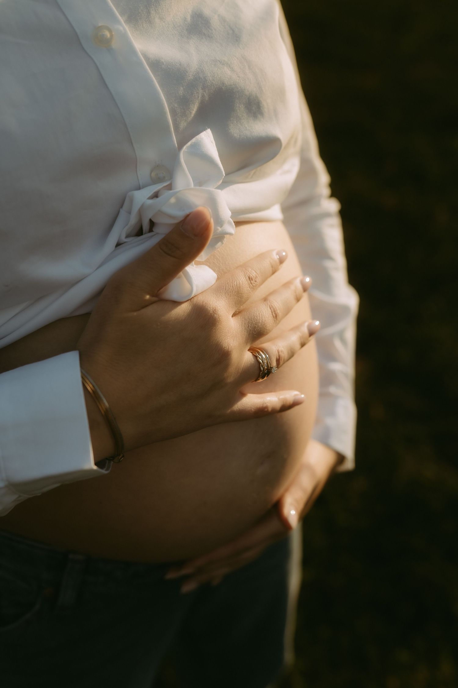 schwangere Frau streichelt ihren Bauch