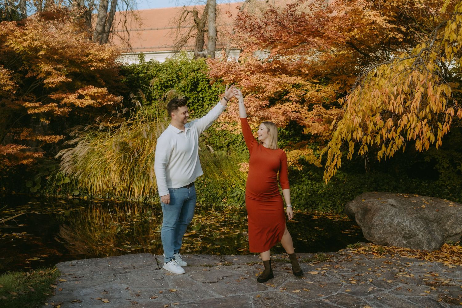 Mann und Frau tanzen miteinander