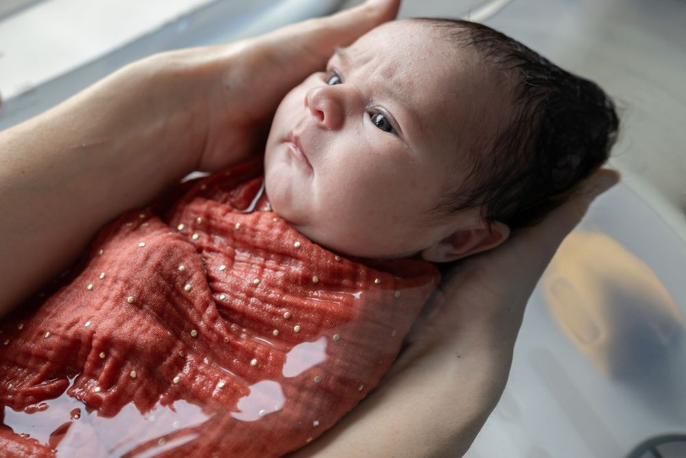 Naissance, drôme, vaucluse, valence, rhône-alpes, photographe, famille, bébé, grossesse, nouveau-né, bain enveloppé, bain de lait, famille