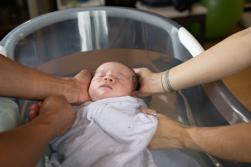 Naissance, drôme, vaucluse, valence, rhône-alpes, photographe, famille, bébé, grossesse, nouveau-né, bain enveloppé, bain de lait, famille