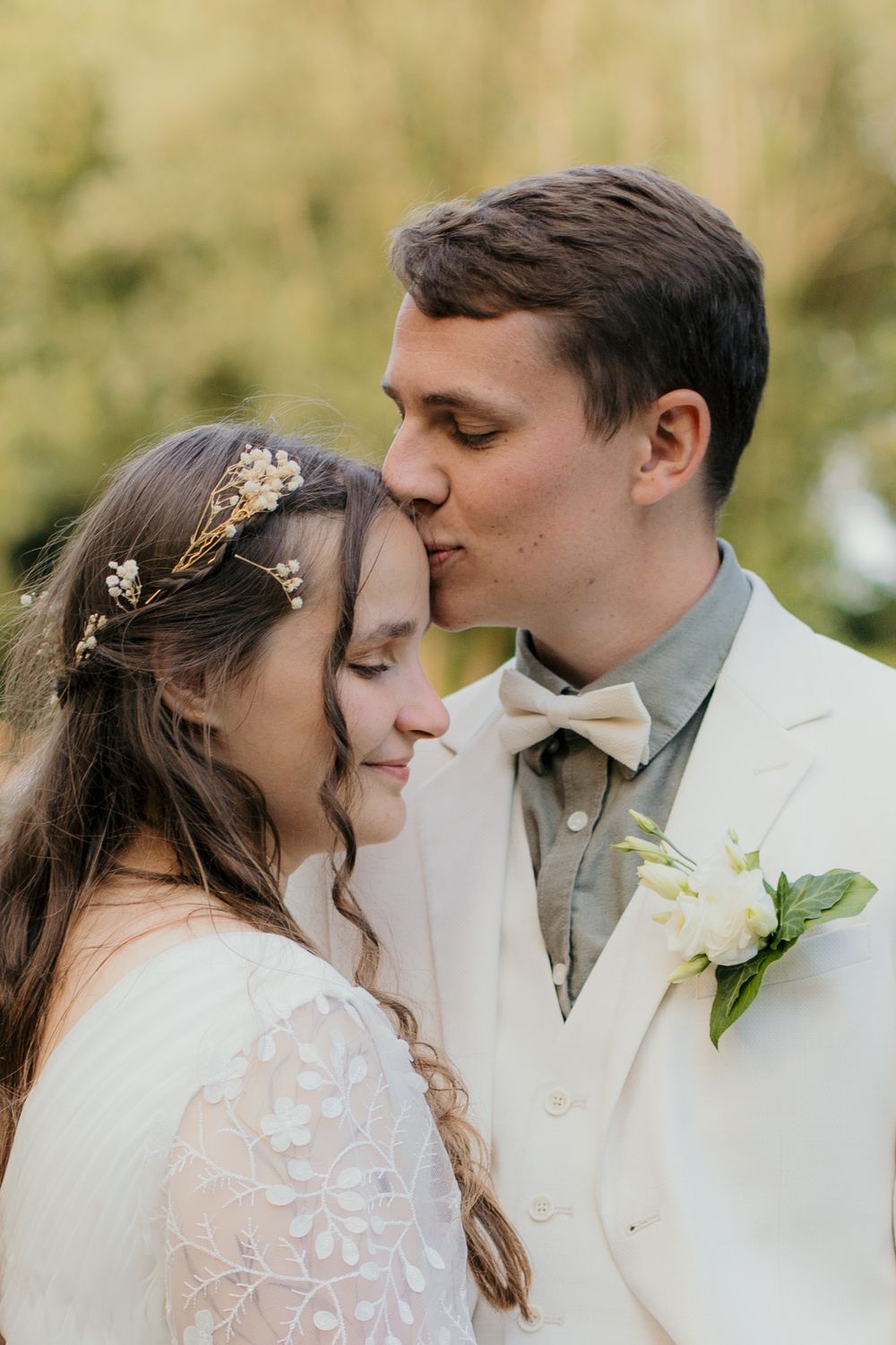 le marié embrasse la mariée