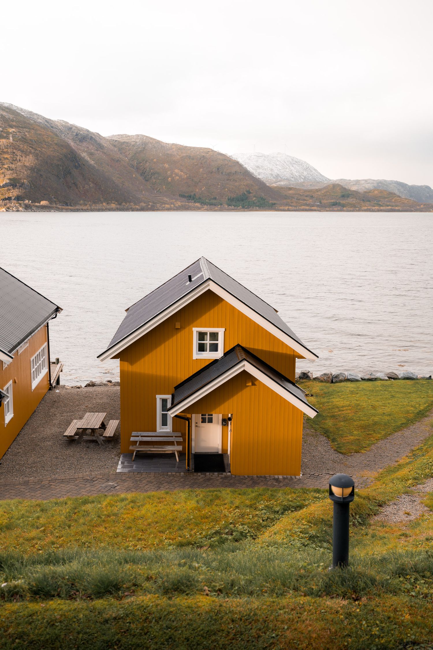 Lauklines cabine premium jaune au bord du fjord à kvaloya en automne