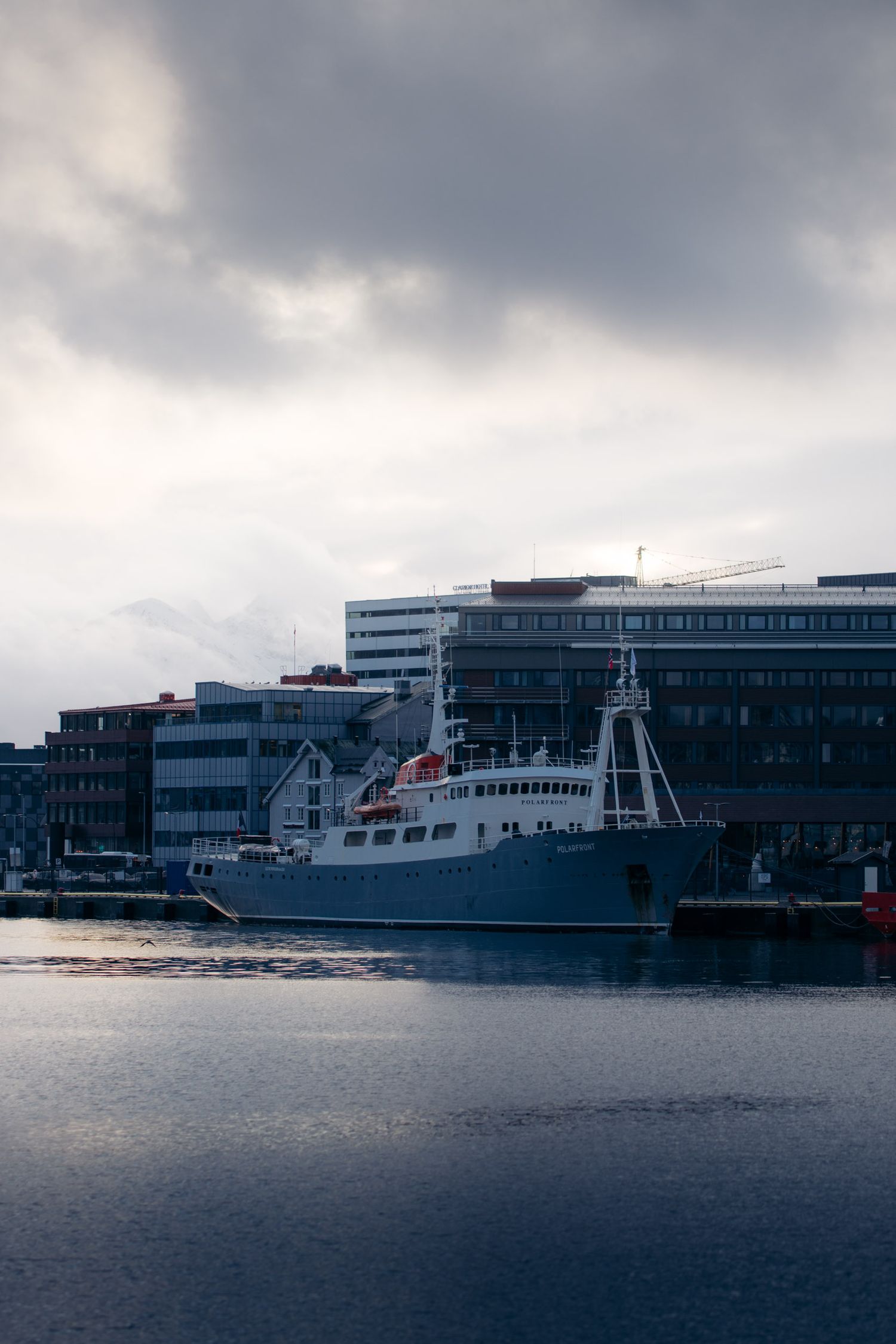 port de tromso avec bateau polarfront en norvege