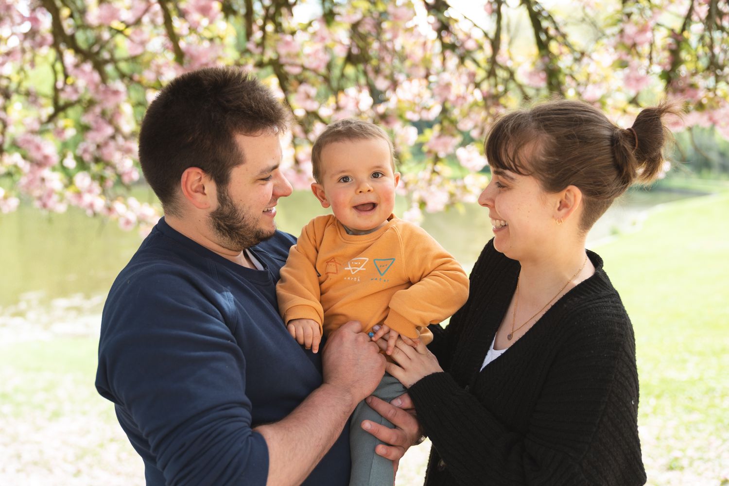 Séance famille sous un arbre en fleur dans le parc de Vitré