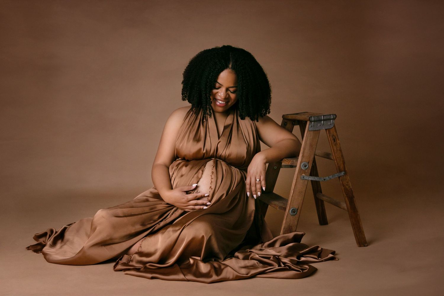 Orlando Maternity Photography, Orlando Newborn Photography, pregnant mom holding her baby bump