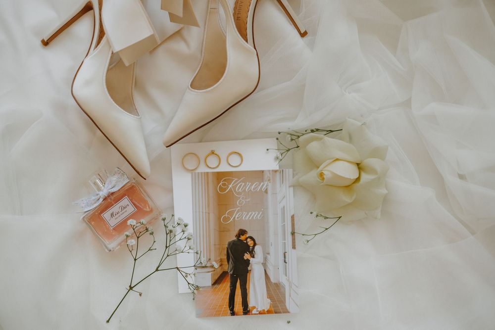 Elegant white roses and floral arrangements create a romantic wedding reception atmosphere with soft lighting.
