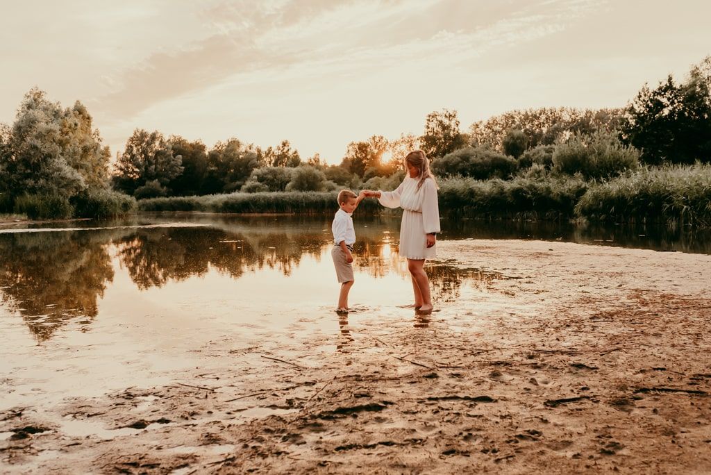 Melissa Stuer Photography Moederschapsfotograaf Moerbeke mommy and me mama en zoon golden hour dansen in water zonsondergang