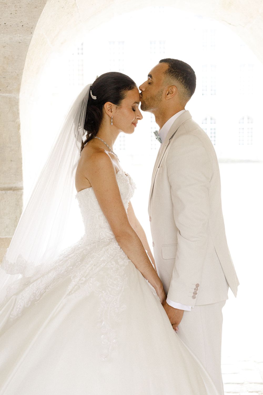 Photographe de mariage capturant des instants sincères et intemporels avec une approche artistique, élégante et naturelle.